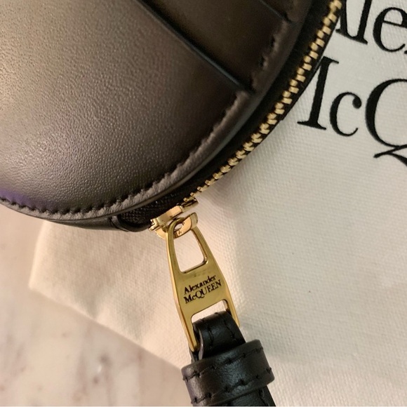 [🌟 PRICE FIRM] Alexander McQueen Leather Logo Round Circle Coin Pouch Wristlet - Picture 4 of 10